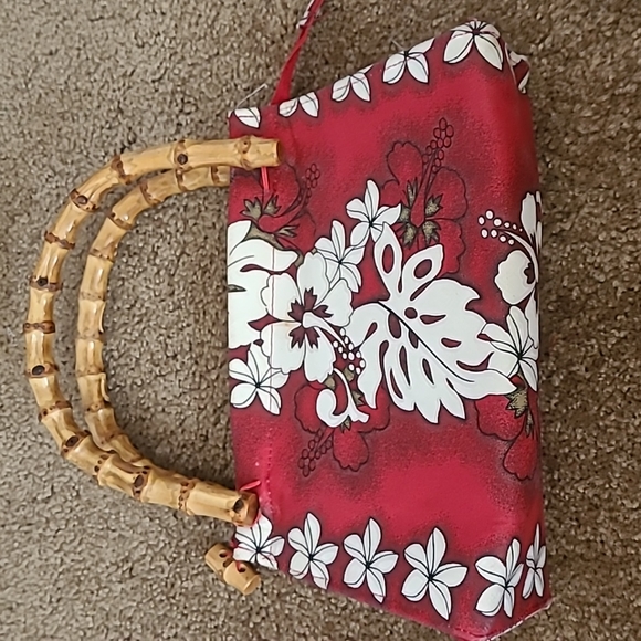 Max imports Hawaiian floral print purse, 3" wide bottom, 6.5" tall, carried once - Picture 3 of 5